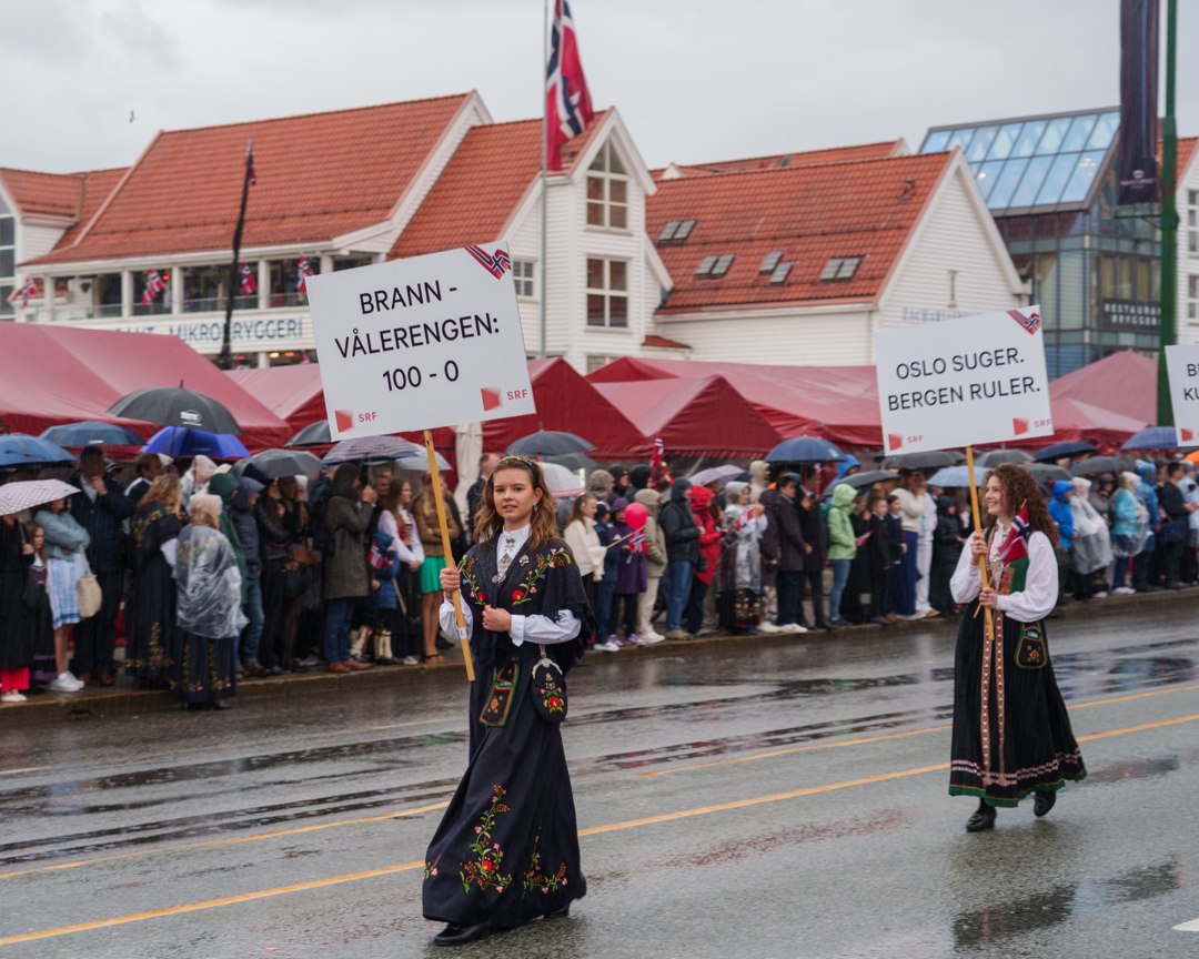 Foreninger med faner og plakater i prosesjonen – A7400343