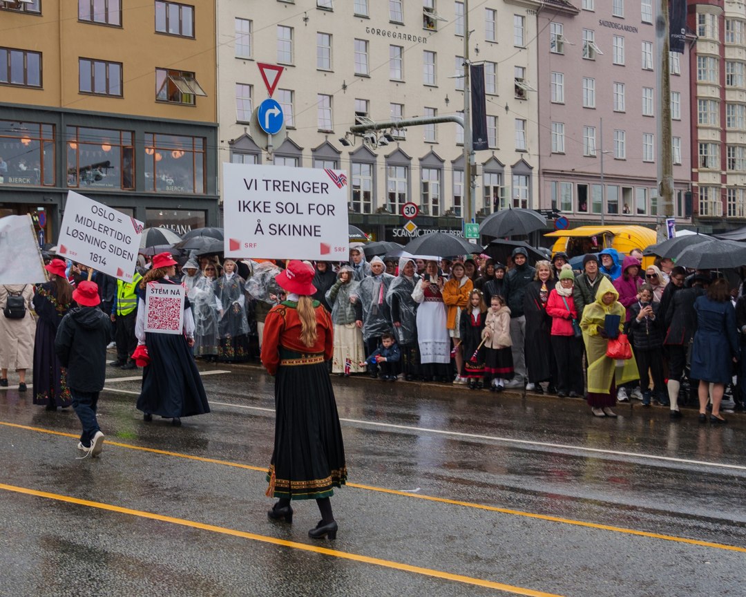 Foreninger med faner og plakater i prosesjonen – A7400348