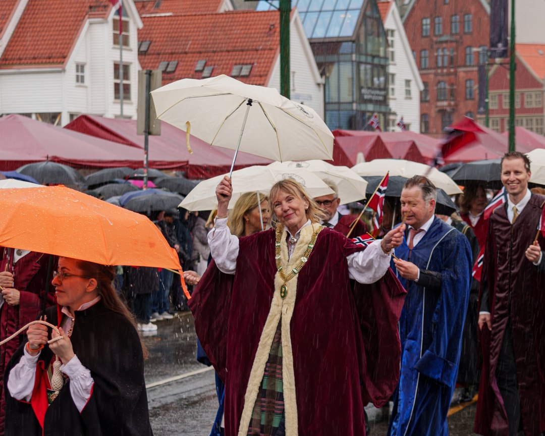 Deltakere med bunad og norske flagg i prosesjonen – A7400379