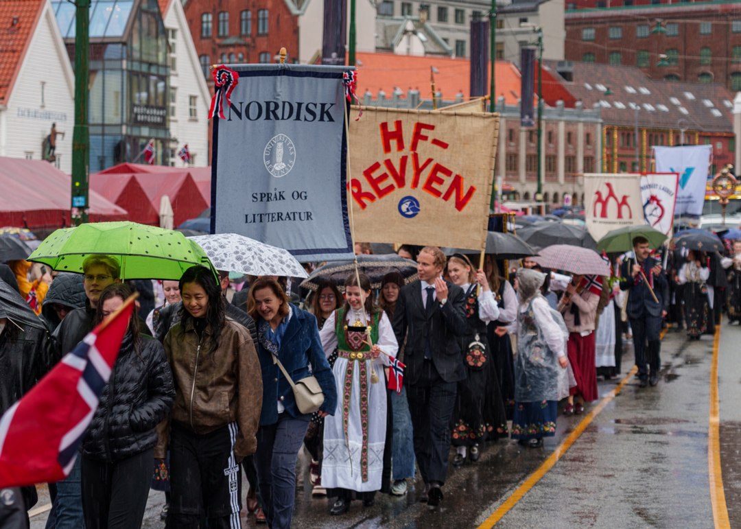 Foreninger med faner og plakater i prosesjonen – A7400398