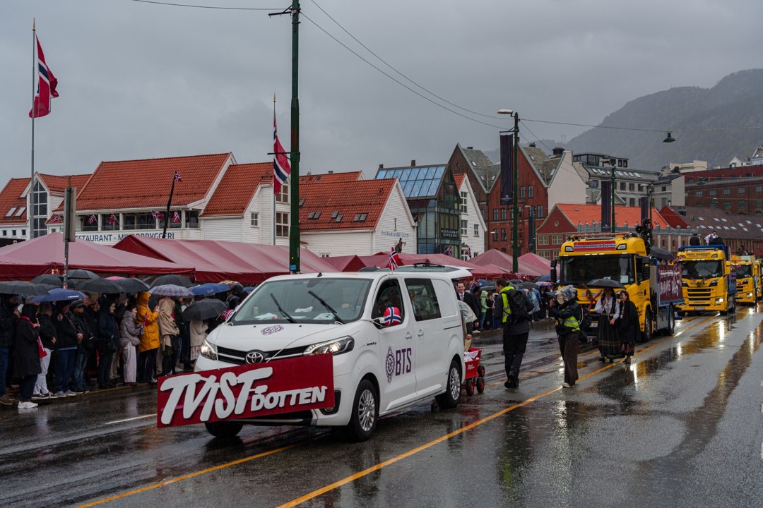 Kjøretøy og tilskuere i prosesjonen – A7400431