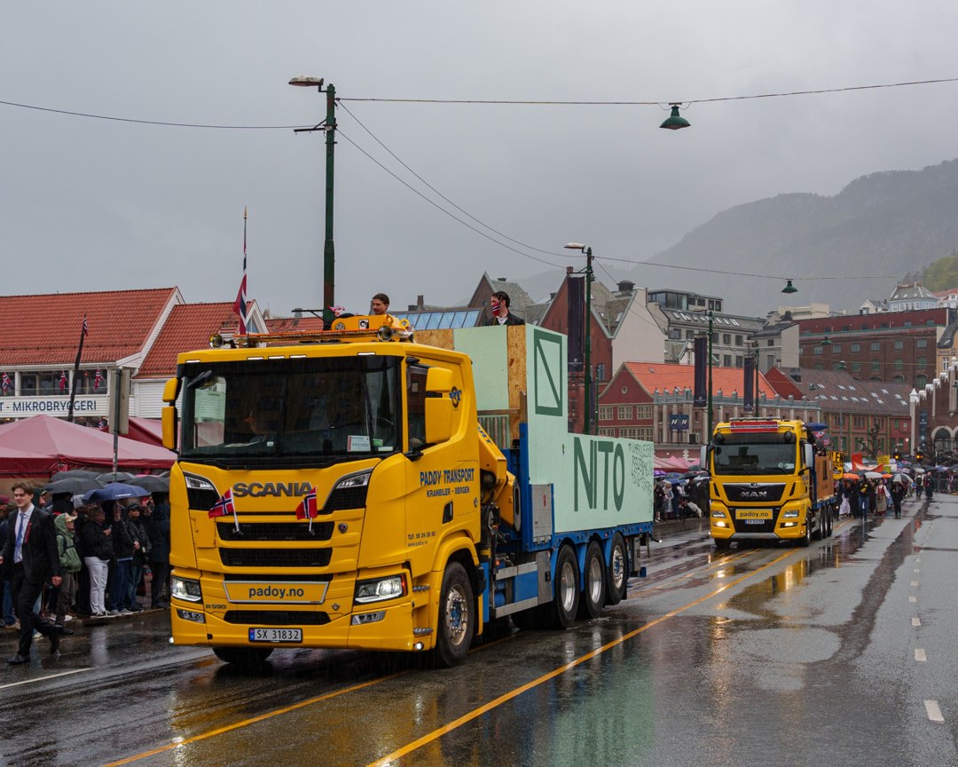 Kjøretøy og tilskuere i prosesjonen – A7400477