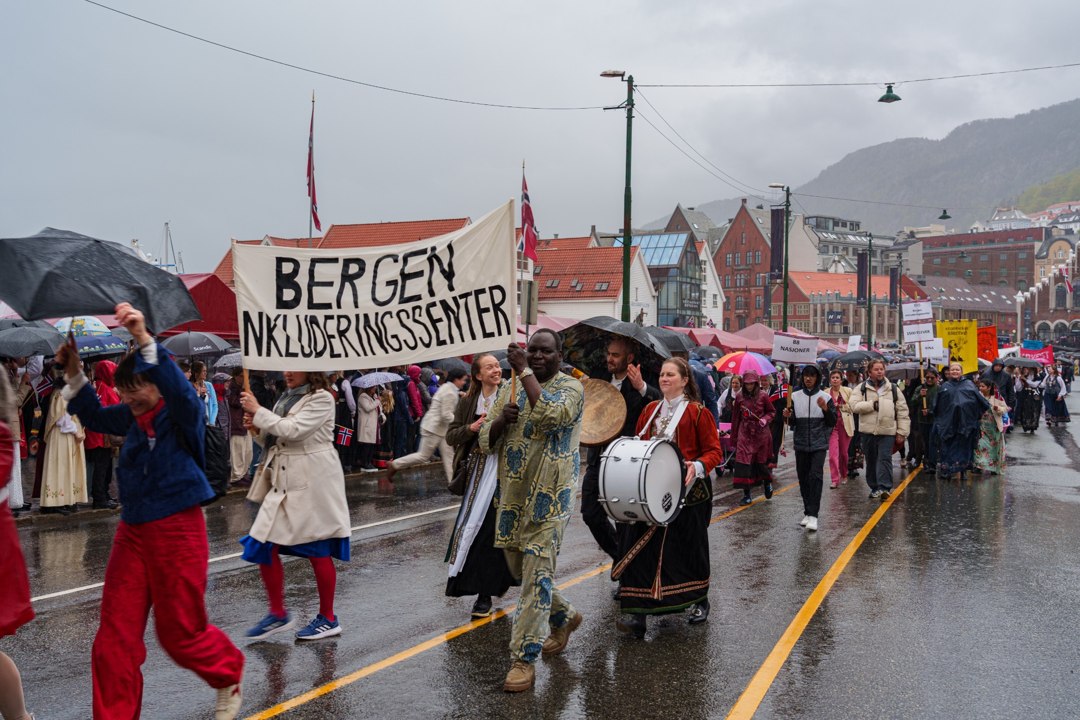 Foreninger med faner og plakater i prosesjonen – A7400518