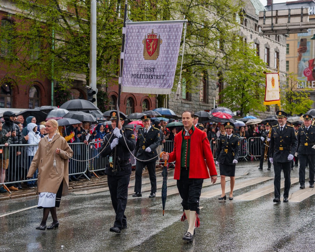 Korps og flaggbærere i prosesjonen – A7400949