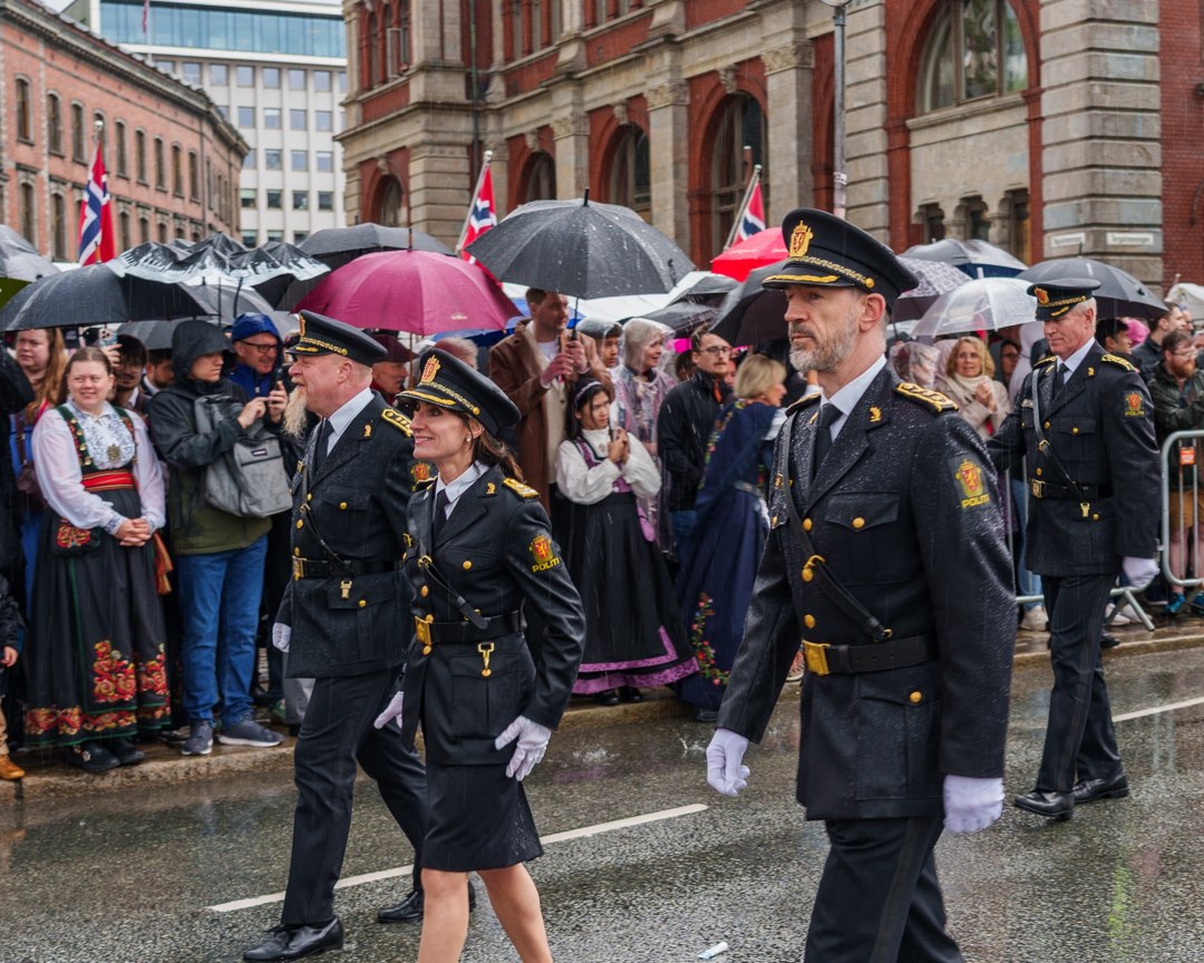 Korps og flaggbærere i prosesjonen – A7400954