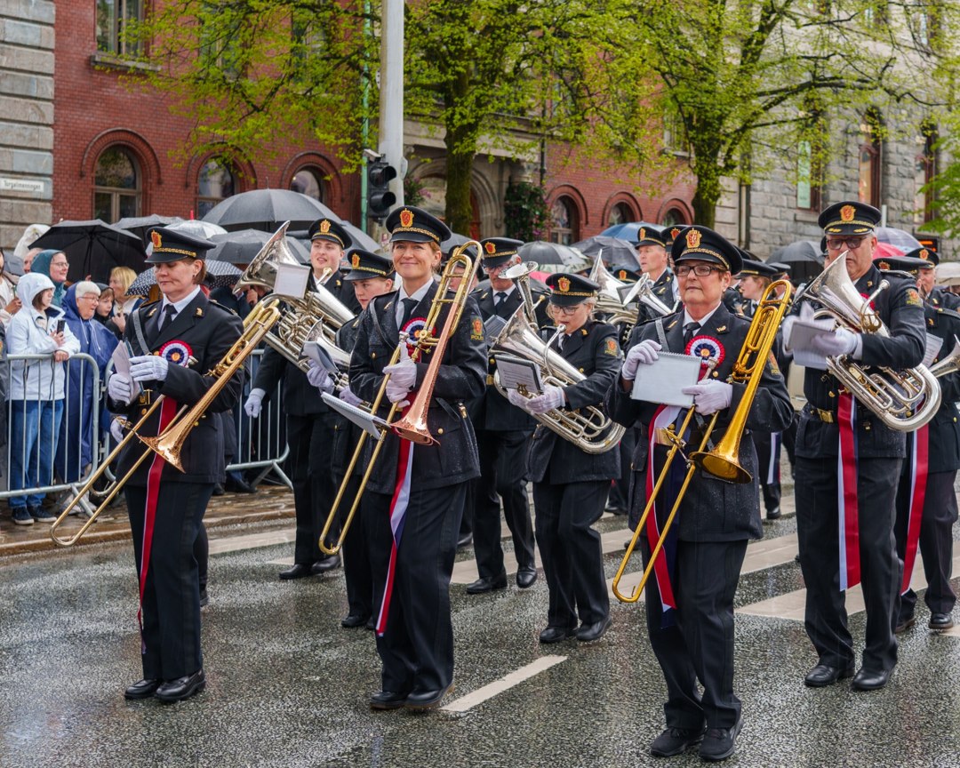 Korps og flaggbærere i prosesjonen – A7400959