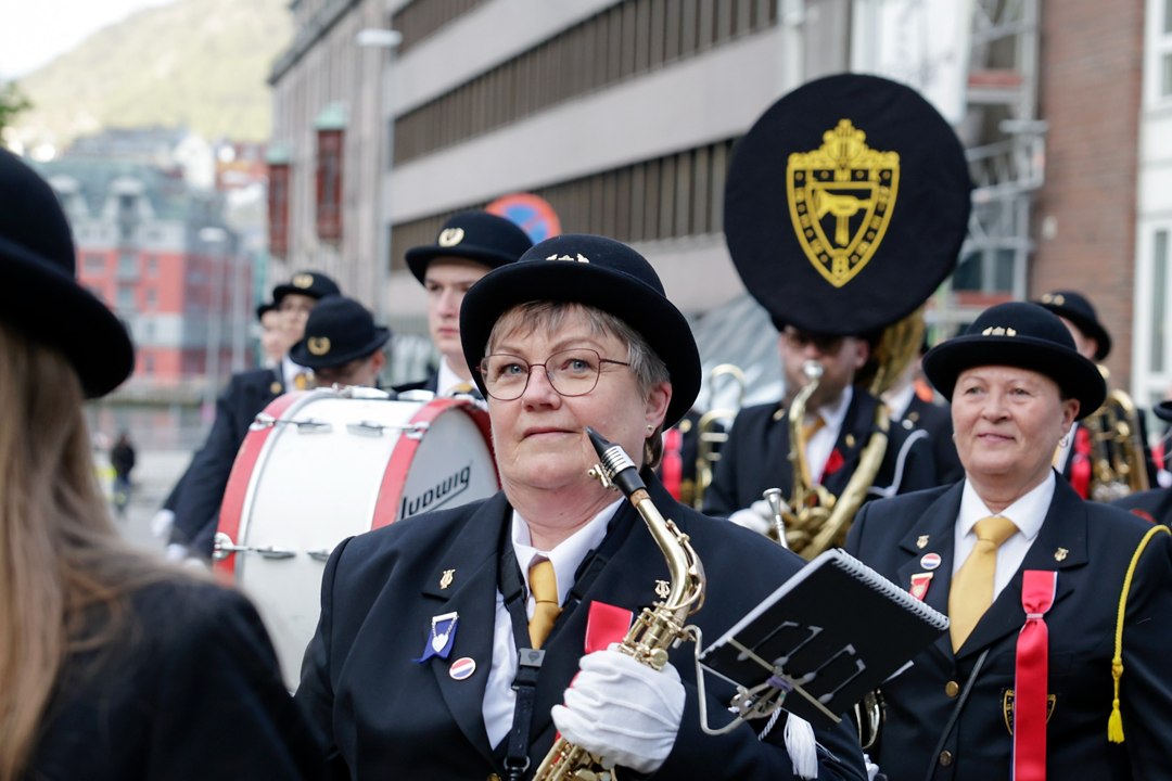 Korpsmusikere i prosesjonen – LMK 8