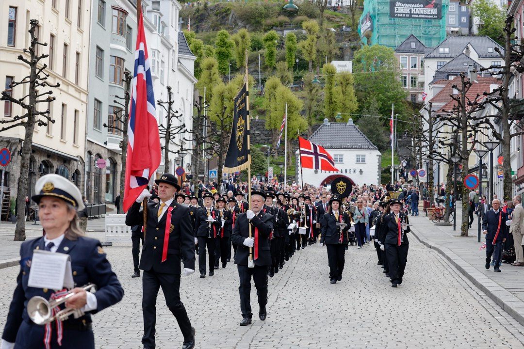 Lungegaardens Musikkorps med fane i prosesjonen – Lungegaardens Musikkorps Vetrlidsallm 2