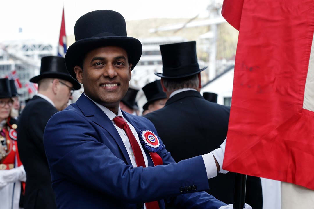 Deltakere med flosshatt og norske flagg – _SKR4698