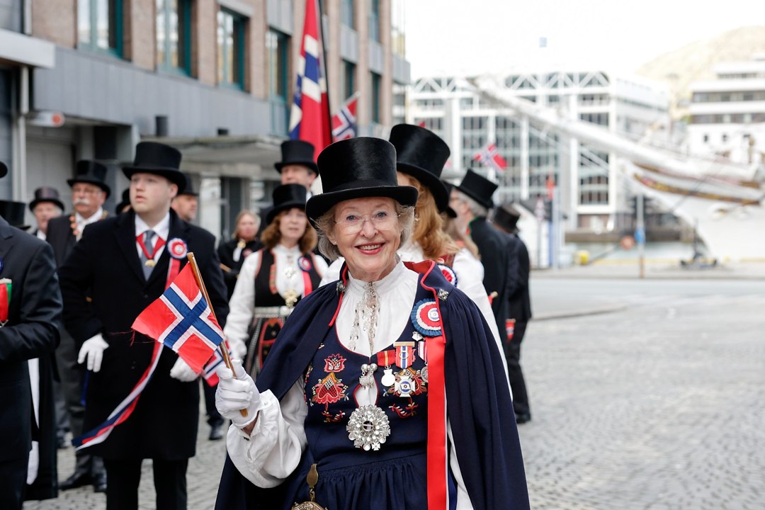 Deltakere med flosshatt og norske flagg – _SKR4701
