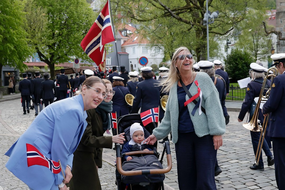 Deltakere med barn og norske flagg – _SKR4728