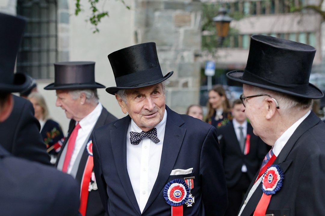 Deltakere med flosshatt og norske flagg – _SKR4759