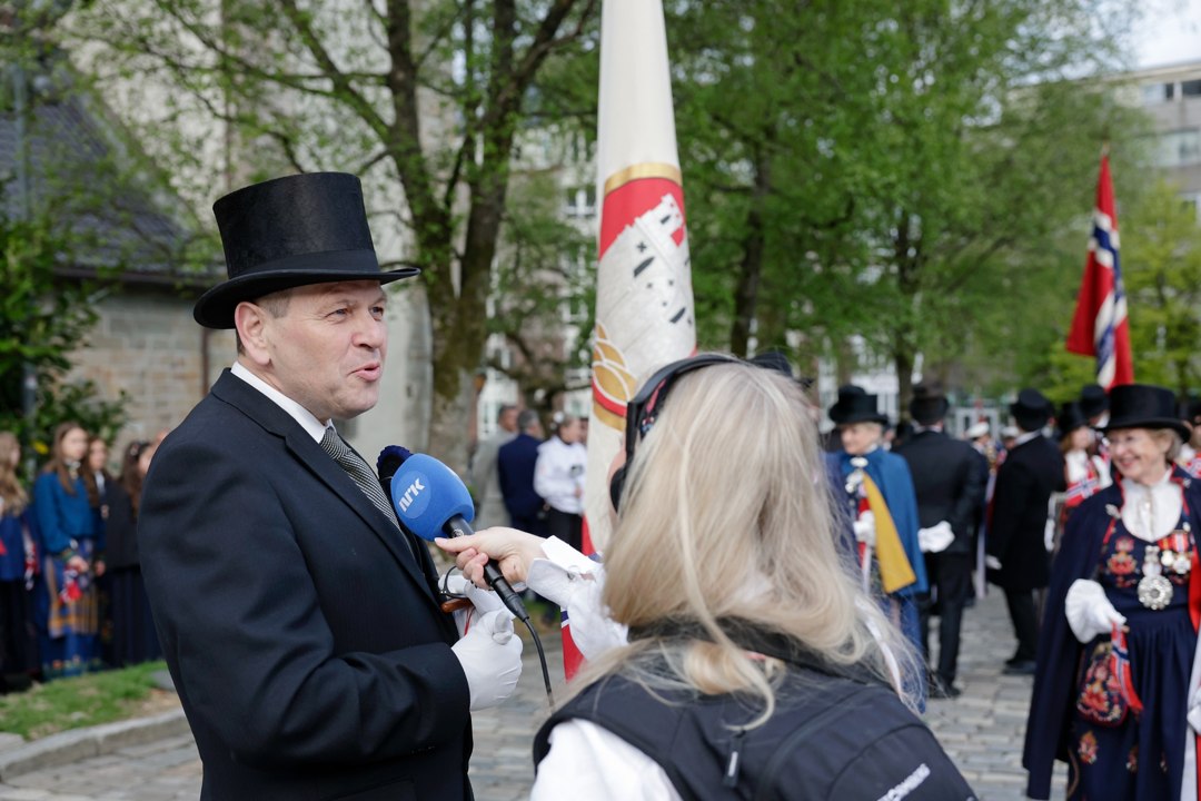 Deltakere med flosshatt og norske flagg – _SKR4782