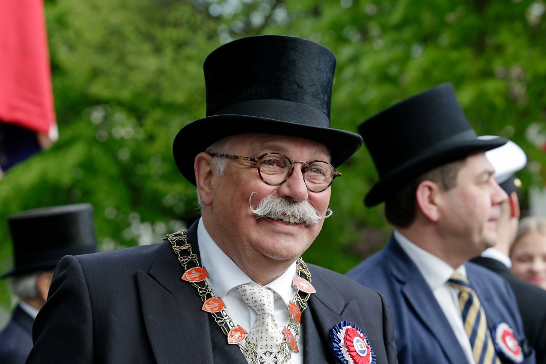 Deltakere med flosshatt og norske flagg – _SKR4786