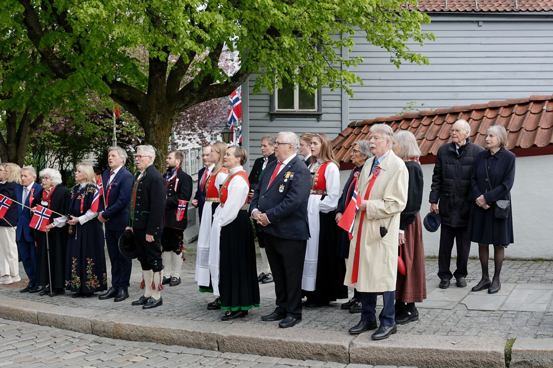 Markering med deltakere foran en trebygning – _SKR4788