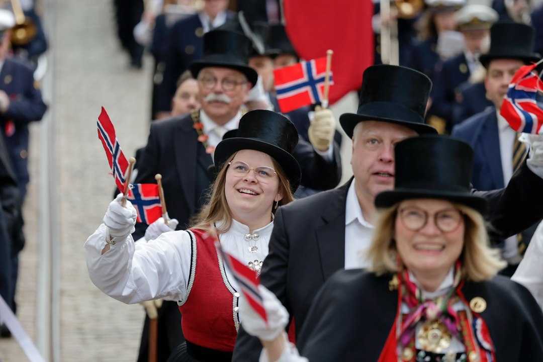 Deltakere med flosshatt og norske flagg i hovedprosesjonen – _SKR4951