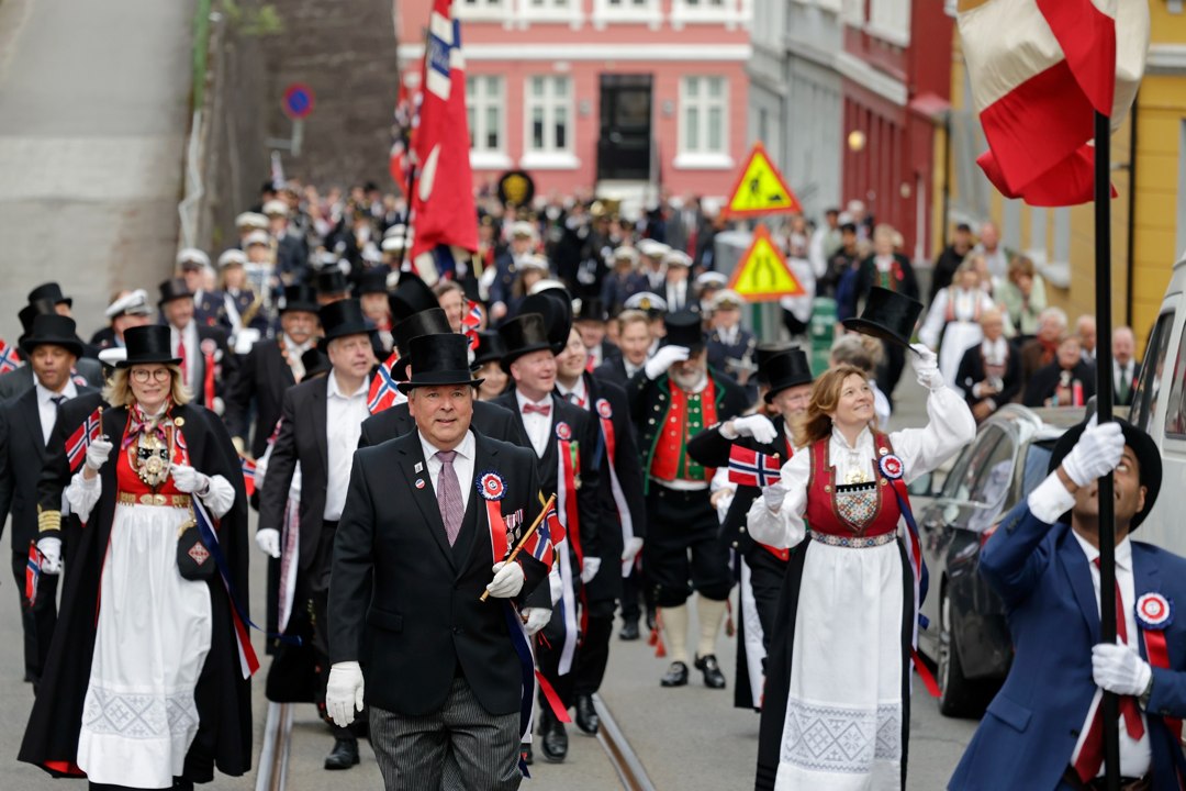 Deltakere med flosshatt og norske flagg i hovedprosesjonen – _SKR4972