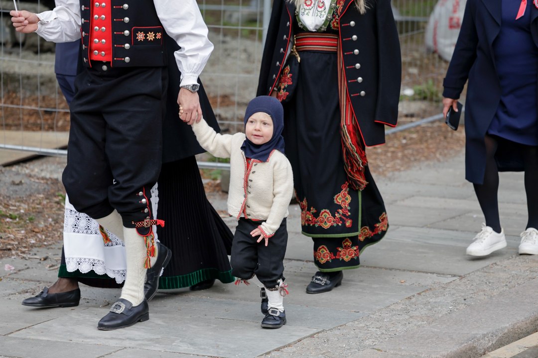 Barn med bunad og norske flagg – _SKR4985
