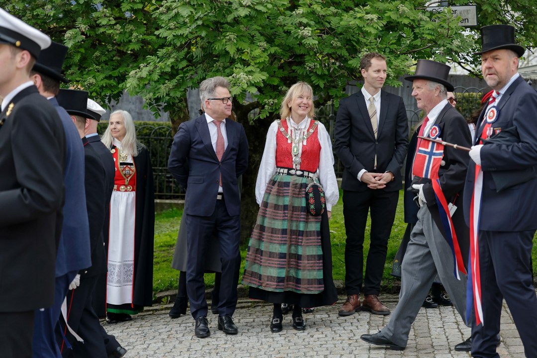Deltakere med flosshatt og norske flagg i hovedprosesjonen – _SKR5001