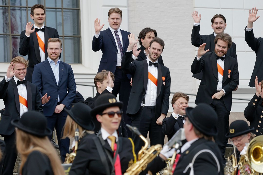 Deltakere med flosshatt og norske flagg i hovedprosesjonen – _SKR5008