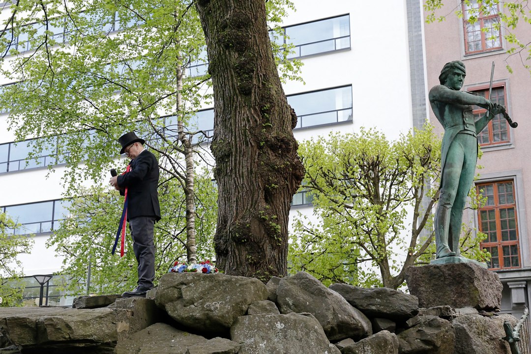 Markering ved en statue med taler og publikum – _SKR5078
