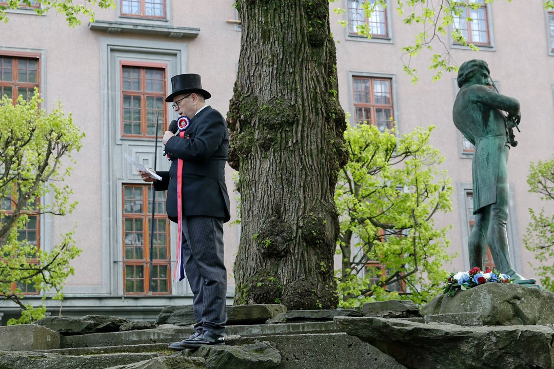 Markering ved en statue med taler og publikum – _SKR5079
