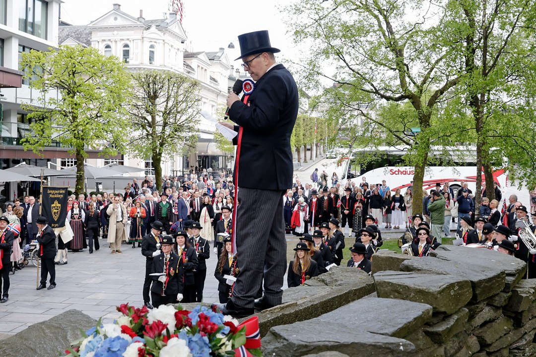 Markering ved en statue med taler og publikum – _SKR5085