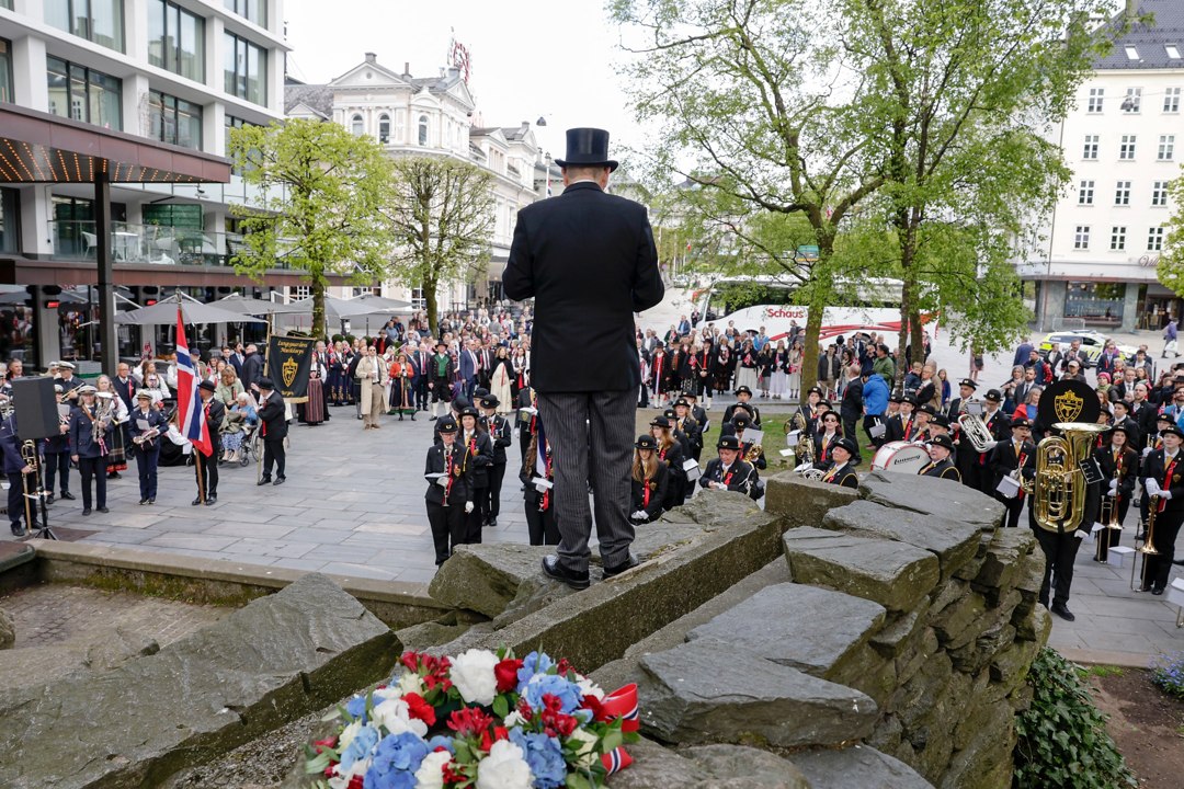 Markering ved en statue med taler og publikum – _SKR5090