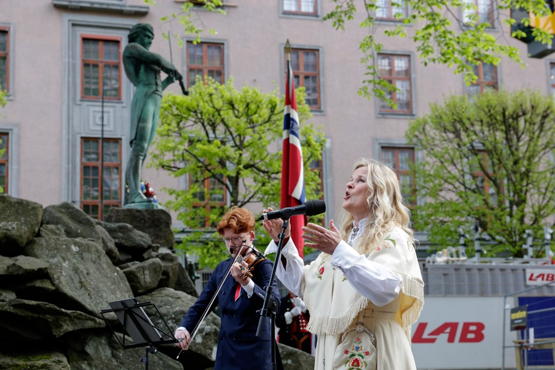Fløytist og fiolinist ved en markering – _SKR5120