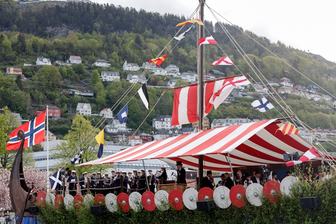 Vikingskipet med telt, flagg og skjold – _SKR5205