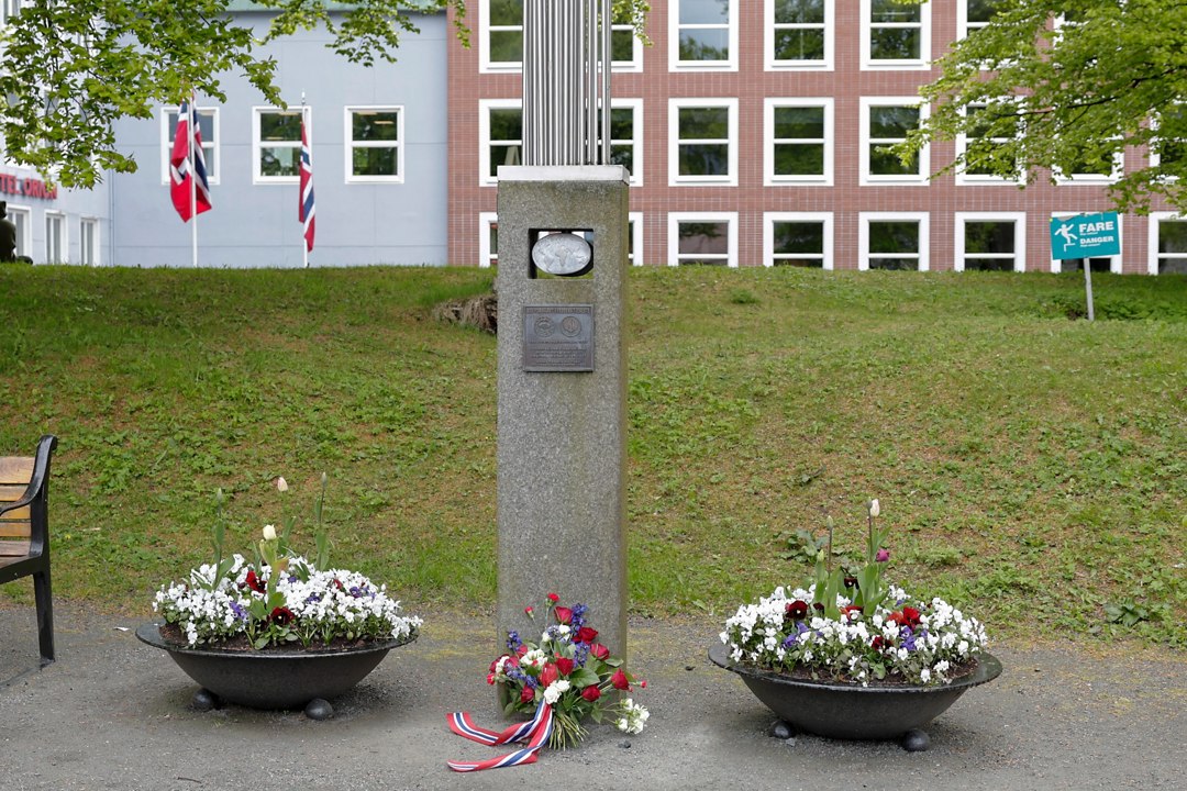 Bauta med krans og blomster – _SKR5293