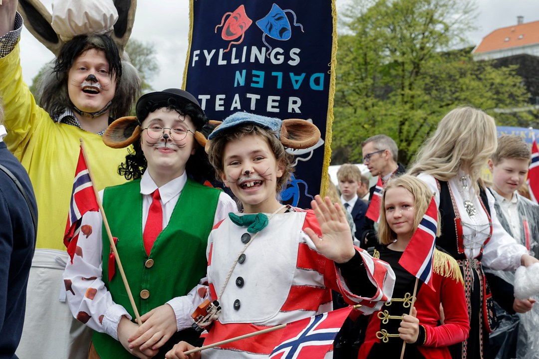 Deltakere med teaterkostymer og norske flagg – _SKR5307