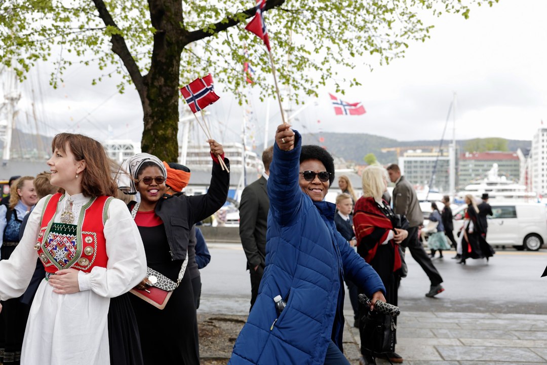 Deltakere med flosshatt og norske flagg i hovedprosesjonen – _SKR5358