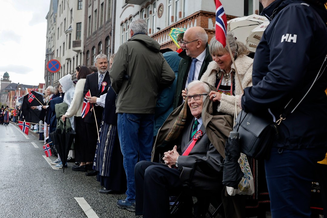 Tilskuere med paraplyer langs prosesjonsruten – _SKR5394