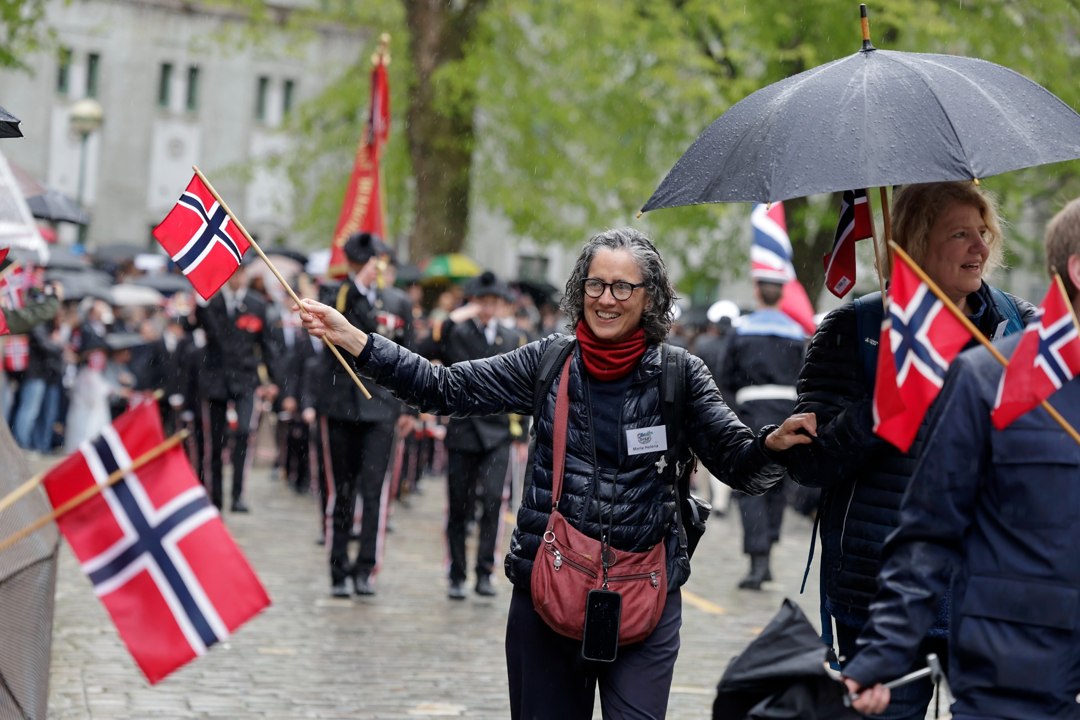 Deltakere med flosshatt og norske flagg i hovedprosesjonen – _SKR5495