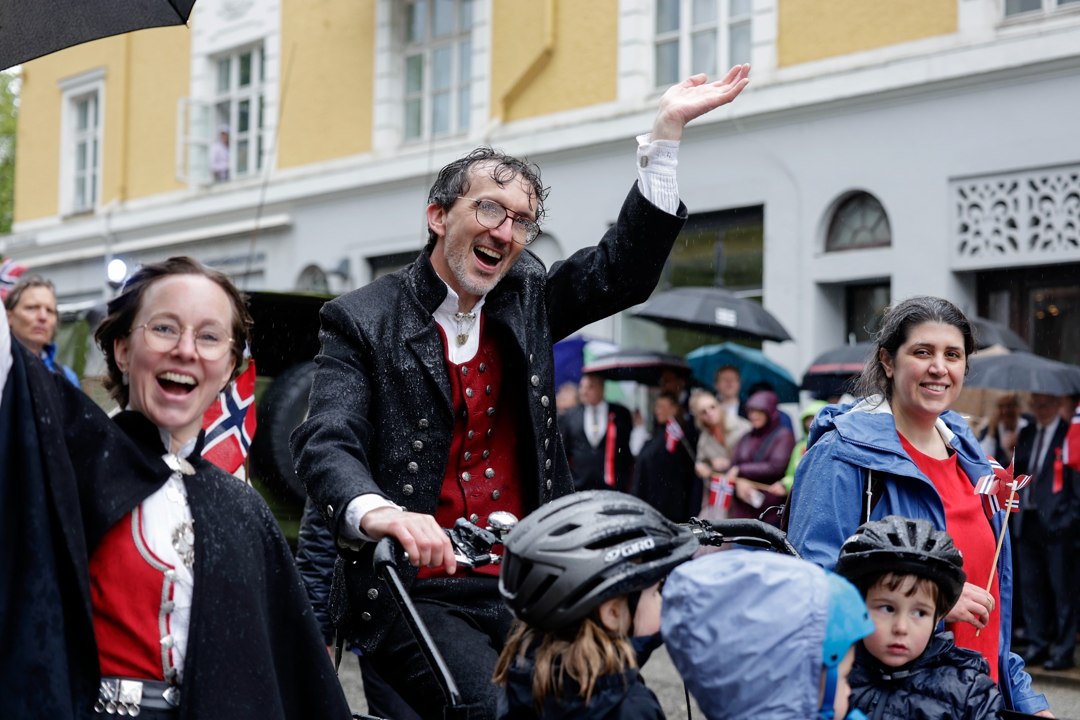 Deltakere med flosshatt og norske flagg i hovedprosesjonen – _SKR5511