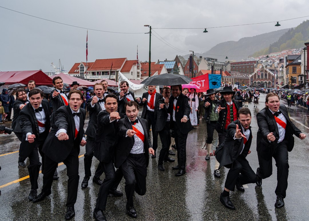 Studenter med norske flagg i prosesjonen – A7400562