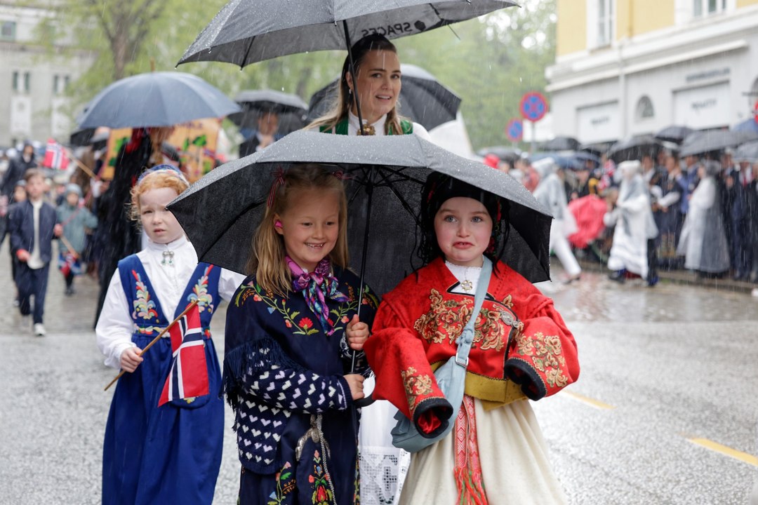Barn med bunad og norske flagg – _SKR5536