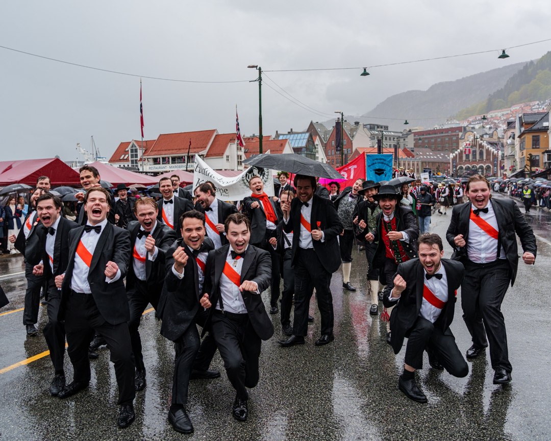 Studenter med norske flagg i prosesjonen – A7400563