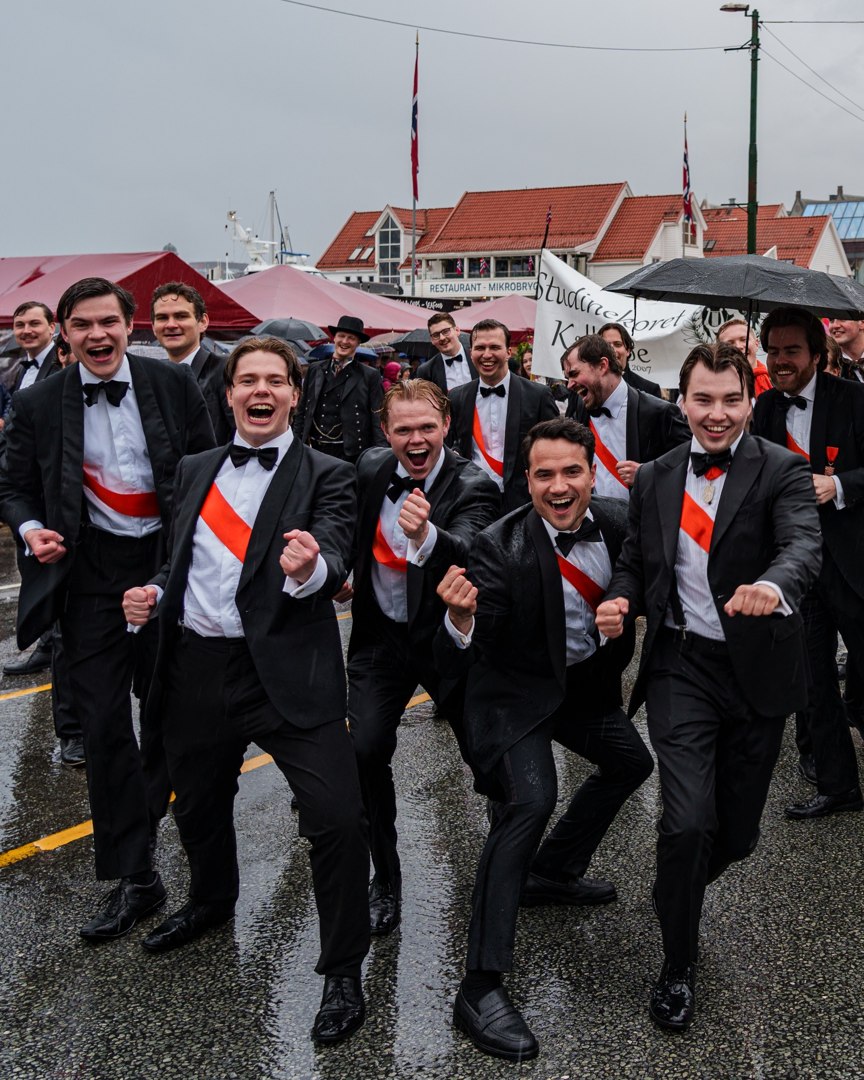 Studenter med norske flagg i prosesjonen – A7400565