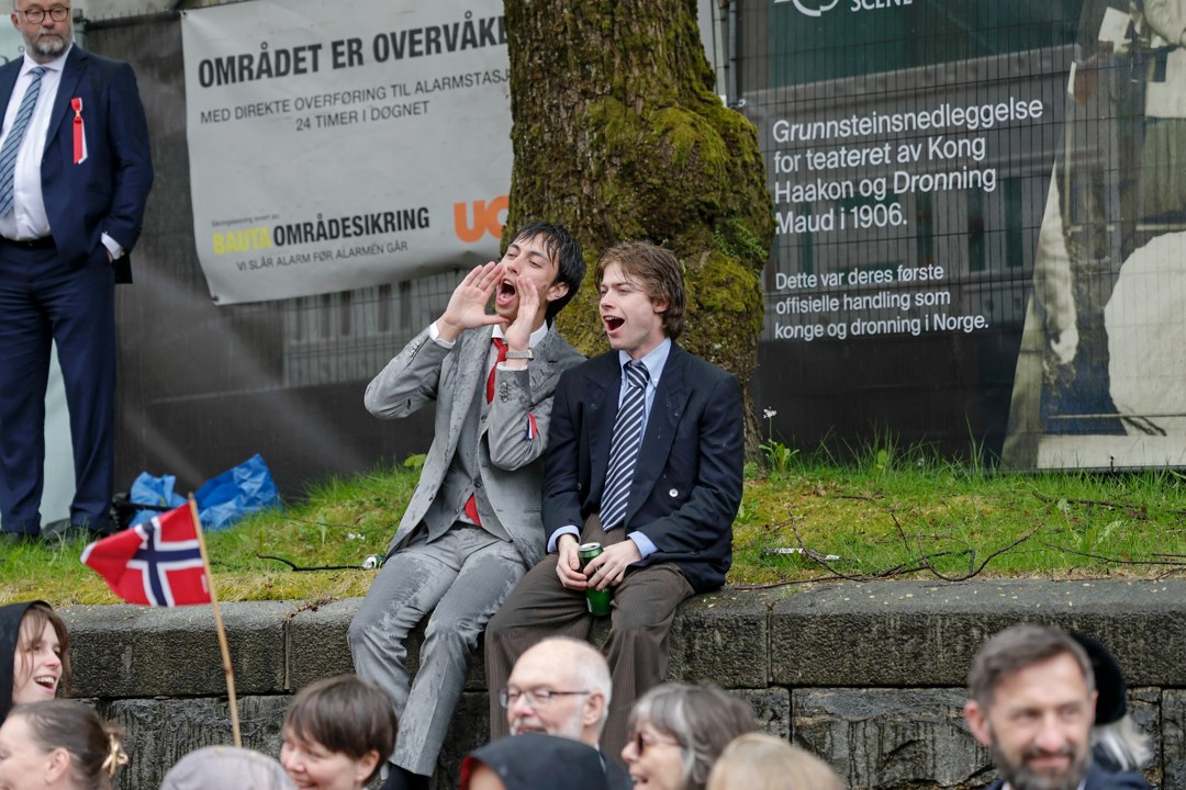 Tilskuere som jubler under prosesjonen – _SKR5566
