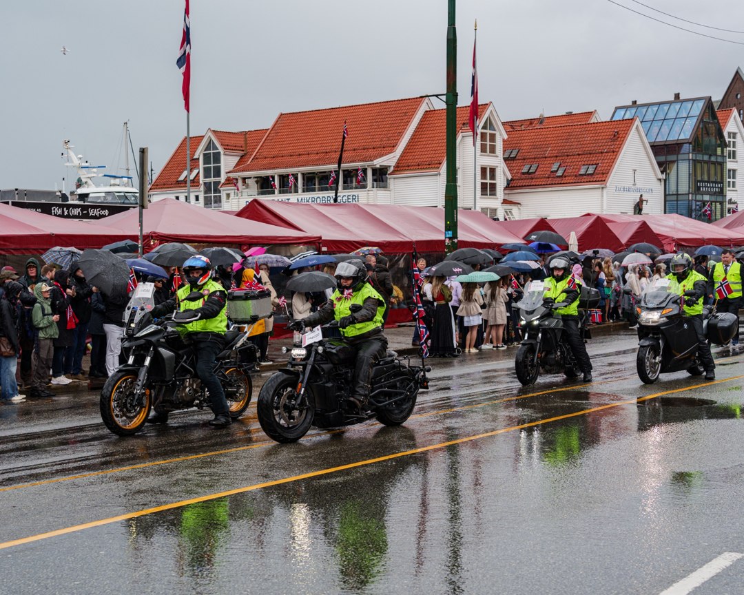 Motorsykler med helsepersonell i prosesjonen – A7400589