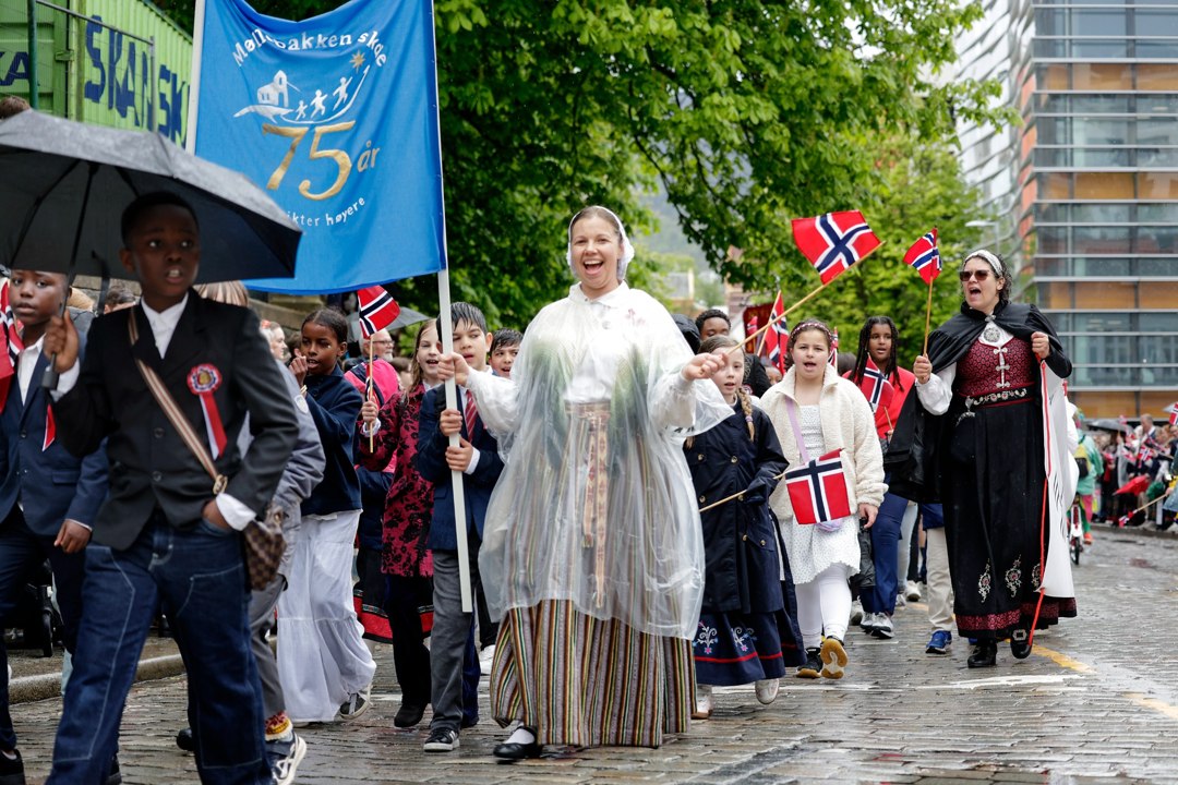 Flaggbærere og deltakere i prosesjonen – _SKR5601
