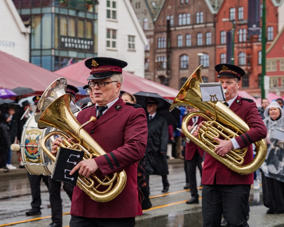 Korps og musikere i prosesjonen – A7400604