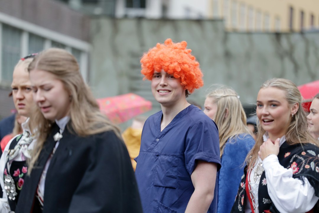 Deltakere med kostymer og norske flagg i prosesjonen – _SKR5611
