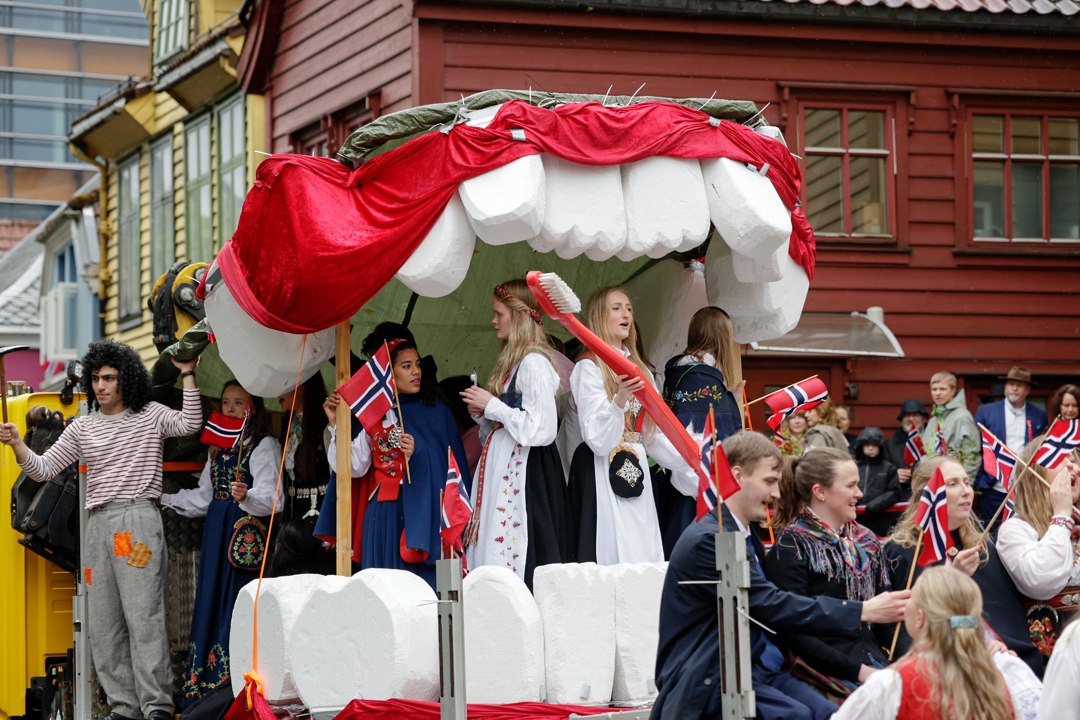 Pyntet paradevogn formet som et stort gebiss – _SKR5612