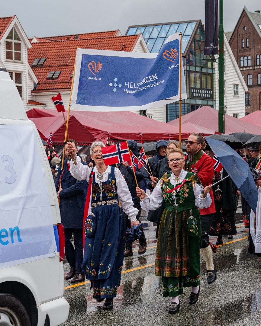 Foreningsfaner og deltakere i prosesjonen – A7400622