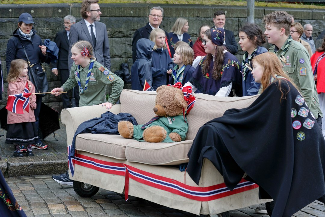 Paradevogn med sofa, deltakere og tilskuere – _SKR5631