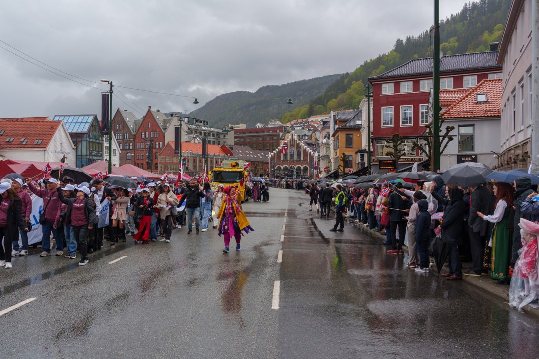 Deltakere i fargerike kostymer i prosesjonen – A7400649