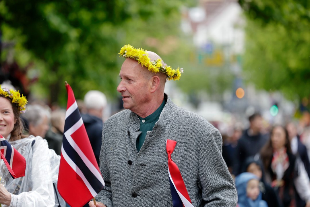 Deltakere med kostymer og norske flagg i prosesjonen – _SKR5634